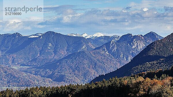 Bergpanorama mit schneebedeckten Gipfeln und herbstlichem Wald in den Alpen  Hocheck