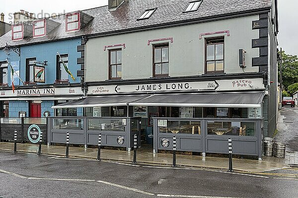 Historische Pub-Front mit moderner Markise  Dingle