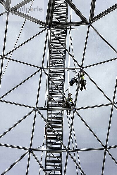 Zwei Arbeiter  die an einem hohen Stahlgerüst arbeiten  Belfast