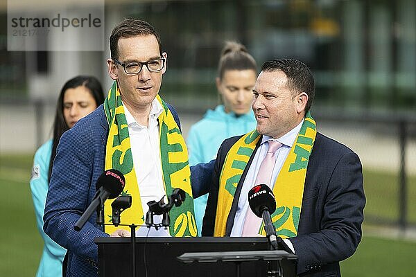 MELBOURNE  AUSTRALIEN  03. JULI: Steve Dimopoulous  Sportminister von Victoria  und James Johnson  CEO von Football Australia  bei der offiziellen Eröffnung der australischen Matildas Trainingseinrichtung und der Bekanntgabe des Kaders für die FIFA Frauen Weltmeisterschaft 2023 in der La Trobe University am 03. Juli 2023 in Melbourne  Australien  Ozeanien