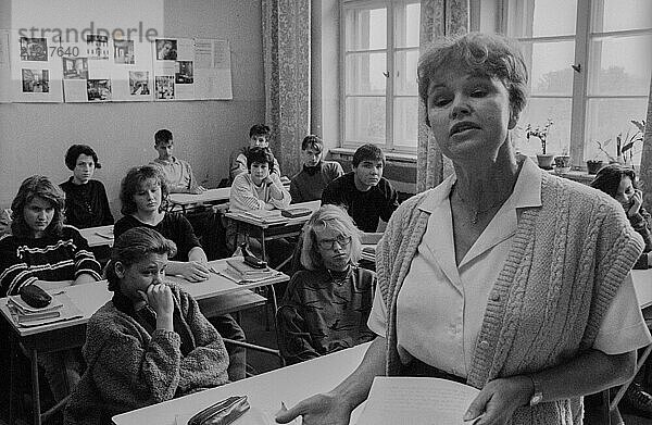 GDR  Berlin  13.05.1990  shooting in a school in the north of Berlin  for the film Heimsuchung by director Edgar Kaufmann  Renate Geißler (right)