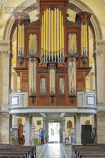 Erhabene Kirchenorgel dominiert den Innenraum mit kunstvollen Details  Waterford