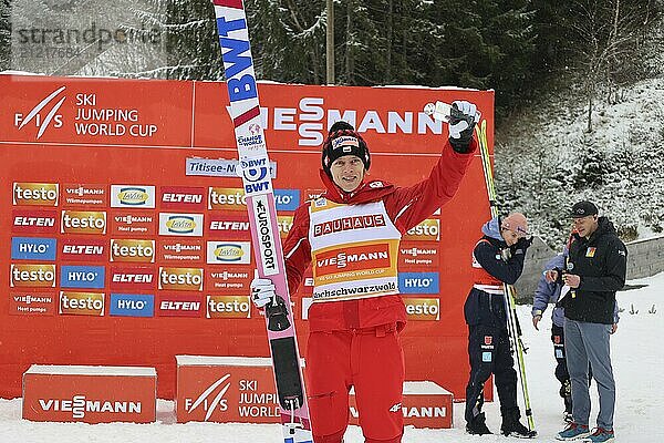 Dawid Kubacki (Polen /POL) bei der Siegerehrung nach dem Springen der Herren beim FIS Skisprung-Weltcup Neustadt