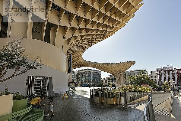 Metropol Parasol mit Menschen im Vordergrund und strahlendem Sonnenschein in der Stadt  Sevilla