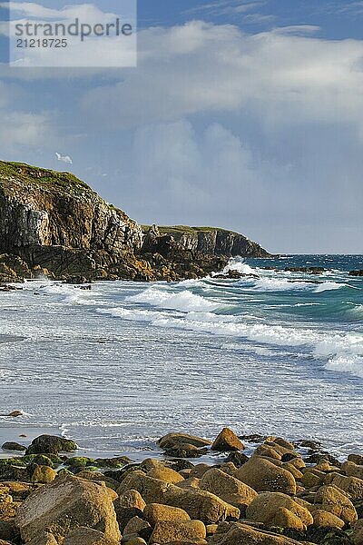 Wellen brechen an der Felsküste bei Plouarzel an der Atlantikküste  Département Finistère  Bretagne  Frankreich  Europa