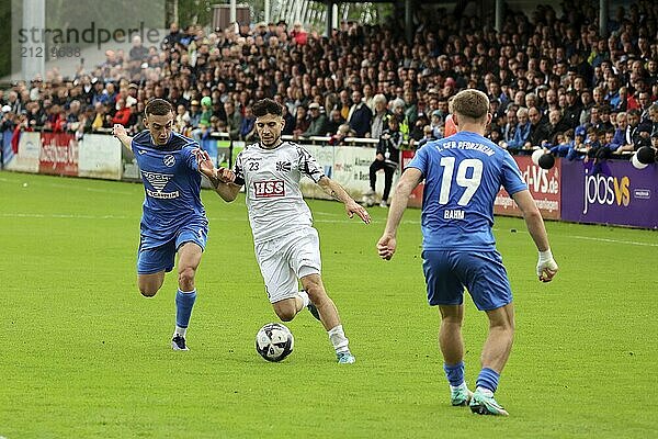 Ergi Alihoxha (FC 08 Villingen) kann sich in dieser Szene gleich gegen zwei Pforzheimer Gegenspieler durchsetzen beim Spiel der OL BaWü: 23-24  34. Spieltag  FC 08 Villingen  CFR Pforzheim