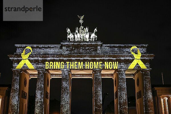 Lichtinstallation am Brandenburger Tor aus Solidarität mit den Opfern Israels und den durch die Hamas entführten Menchen während des Festival of Lights  Berlin  07.10.2024.  Berlin  Berlin  Deutschland  Europa