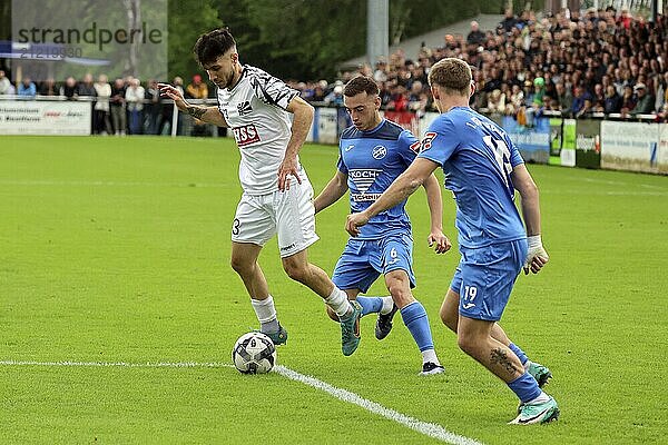 Wieselflink und trickreich enteilt Ergi Alihoxha (FC 08 Villingen) seinen beiden Pforzheimer Gegenspielern beim Spiel der OL BaWü: 23-24  34. Spieltag  FC 08 Villingen  CFR Pforzheim