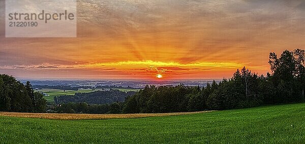 Schöner Sonnenuntergang über einer weiten Landschaft mit Wäldern und grünen Wiesen  Ratzinger Höhe