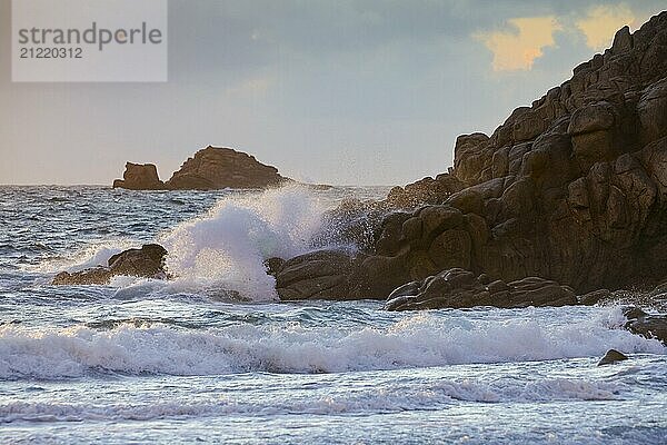 Wellen brechen an der Felsküste bei Plouarzel an der Atlantikküste  Département Finistère  Bretagne  Frankreich  Europa