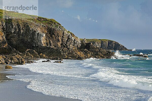 Wellen brechen an der Felsküste bei Plouarzel an der Atlantikküste  Département Finistère  Bretagne  Frankreich  Europa