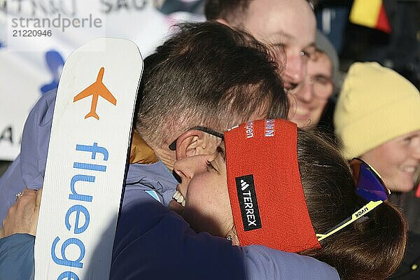 Vater Hans herzt seine Tochter Nathalie Armbruster (SZ Kniebis) nach dem dritten Platz beim FIS Weltcup Nordische Kombination Schonach 2024