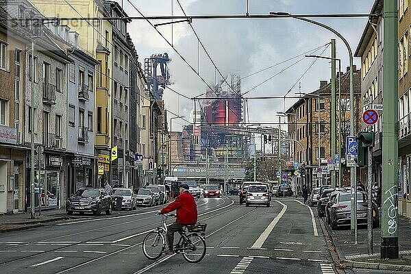 Duisburg  Ruhrgebiet  Nordrhein-Westfalen  Deutschland  Stadtansicht mit dem ThyssenKrupp Steel Hüttenwerk  Friedrich-Ebert-Straße in Meiderich-Beeck  hinten ThyssenKrupp Steel Hochofen 8  Europa