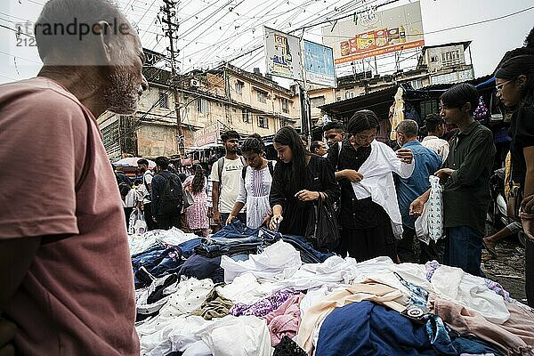 Menschen kaufen Kleidung auf einem Straßenmarkt vor dem Durga Puja Fest am 7. Oktober 2024 in Guwahati  Indien. Das Einkaufen im Vorfeld von Durga Puja ist ein wichtiges Ereignis  denn die Menschen bereiten sich auf das Fest vor