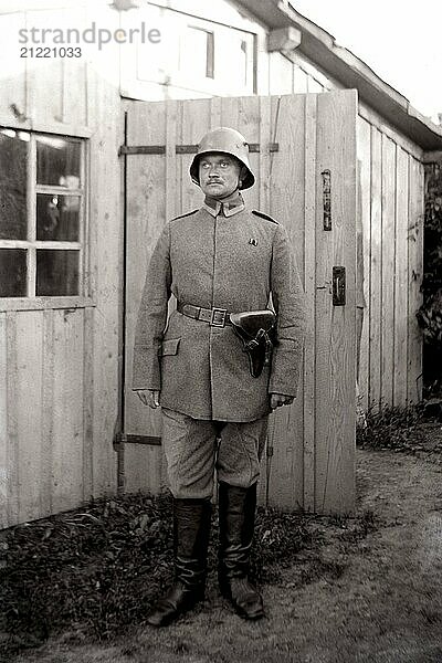 Wachposten vor der Befehls  Barracke mit Pistole und Stahlhelm. Erster Weltkrieg  Frankreich Guards in front of the command  barracks with steel helmet and gun. World War I  Frankreich  Europa