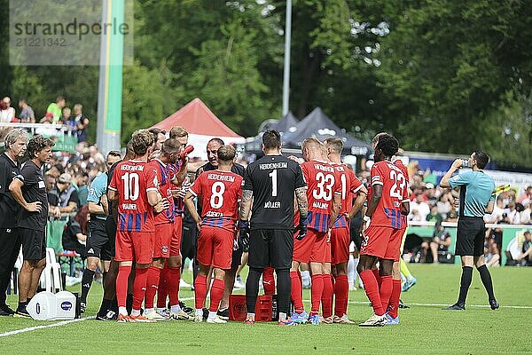 Trainer Frank Schmidt (1. FC Heidenheim) gibt in der Trinkpause Anweisungen beim Spiel um den DFB-Pokal 2022-23  1. Runde: DFB-Pokal 2024-25  1. Hauptrunde: FC 08 Villingen  1. FC Heidenheim 1846