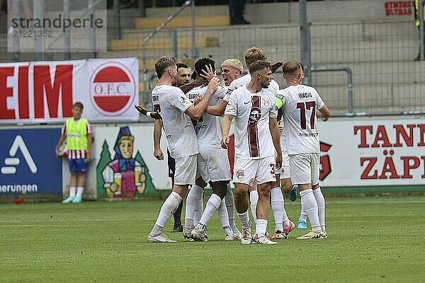 Die Offenbacher Spieler bejubeln den späten Ausgleich durch Boubacar Barry (Kickers Offenbach) beim Spiel der Fussball-RL SW 24-25: 1. Sptg: SC Freiburg II vs Kickers Offenbach