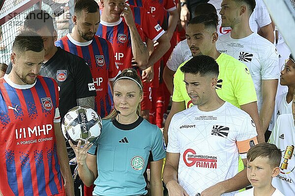 Gleich gehts los: Schiedsrichterin: Fabienne Michel (TSV 1881 Gau-Odernheim) mit den Spielführern Patrick Mainka (1. FC Heidenheim) und Nico Tadic (FC 08 Villingen) vor dem Spiel um den DFB-Pokal 2022-23  1. Runde: DFB-Pokal 2024-25  1. Hauptrunde: FC 08 Villingen  1. FC Heidenheim 1846