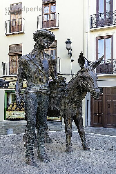 Bronzestatue eines Mannes mit Esel vor einem historischen Gebäude bei Tag  Granada