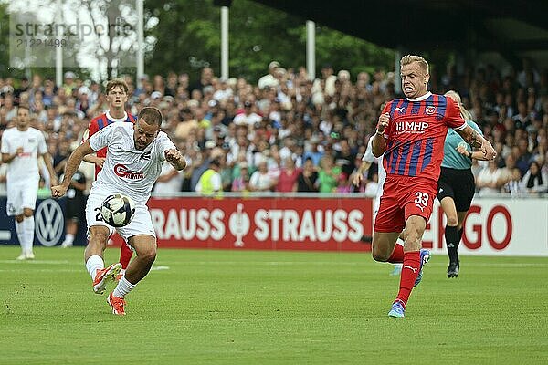 Ivo Colic (Villingen 08) nimmt Maß  Lennard Maloney (1. FC Heidenheim) braucht nicht mehr einzugreifen  der Ball geht über das Tor beim Spiel um den DFB-Pokal 2022-23  1. Runde: DFB-Pokal 2024-25  1. Hauptrunde: FC 08 Villingen  1. FC Heidenheim 1846