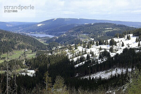 Themenbild Wetter Wintereinbruch im Hochschwarzwald. Nach frühsommerlichen Temperaturen am Wochenende meldete sich in der Nacht zum Dienstag der Winter zurück. In den Hochlagen des Schwarzwaldes fielen etwa 10 Zentimeter Neuschnee. Blick vom Feldbergpaß über das Bärental auf den Titisee (Landkreis Breisgau-Hochschwarzwald) In der Feldberg-Region (Landkreis Breisgau-Hochschwarzwald) waren die Räumfahrzeuge im Einsatz  die wichtigen Durchgangsstraßen  wie die Bundestraße B317 waren aber für die Autofahrer befahrbar