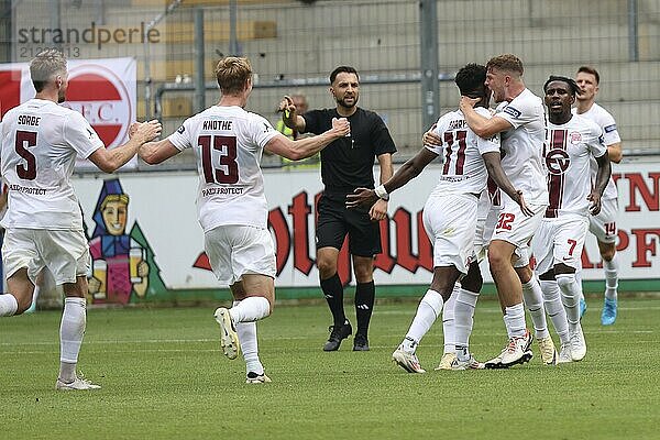 Torschütze  Torschütze Boubacar Barry (Kickers Offenbach) wird von seinen Mitspieler frenetisch gefeiert nach dem 2:2 Ausgleich beim Spiel der Fussball-RL SW 24-25: 1. Sptg: SC Freiburg II vs Kickers Offenbach