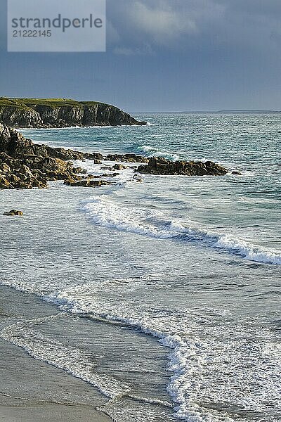 Wellen brechen an der Felsküste bei Plouarzel an der Atlantikküste  Département Finistère  Bretagne  Frankreich  Europa