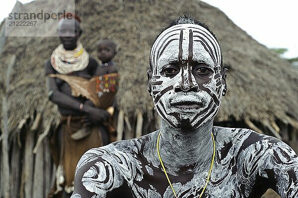 Porträt eines Ehepaares mit Kind vom Stamm der Karo  Omo Tal  Äthiopien  Afrika