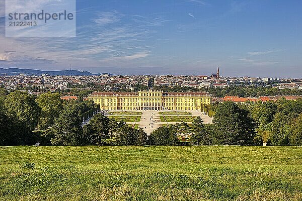 Prächtiges Schloss mit großer Gartenanlage  mit Blick auf die Stadt dahinter  Wien