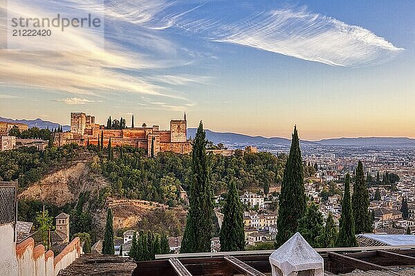 Blick auf die Alhambra und die Stadt bei Sonnenuntergang  eingebettet in die Natur  Granada