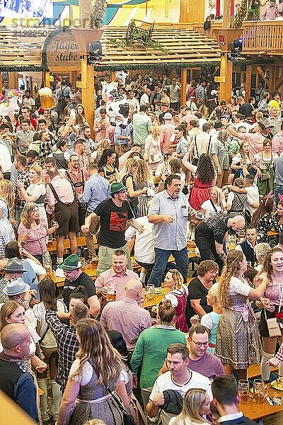 Eine große  fröhliche Menschenmenge feiert in einem Festzelt  viele in traditioneller Tracht  Canstatter Wasen  Stuttgart  Deutschland  Europa