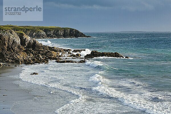 Wellen brechen an der Felsküste bei Plouarzel an der Atlantikküste  Département Finistère  Bretagne  Frankreich  Europa