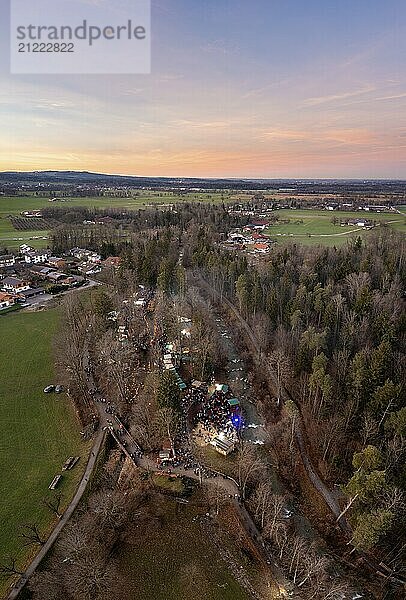 Luftaufnahme einer ländlichen Landschaft mit Bäumen und Gebäuden im Abendlicht  zeigt eine festliche Stimmung  Waldadvent-Event  Bad Feilnbach