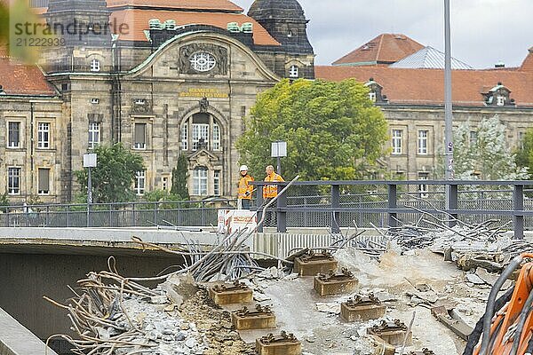 Nach dem Teileinsturz der Carolabrücke  wurde mit den Abrissarbeiten auf der Altstädter Seite begonnen. Die Brückenteile auf der Altstädter Seite wurden mit schweren Arbeitsmaschinen zerlegt.  Carolabrücke in Dresden  Dresden  Sachsen  Deutschland  Europa