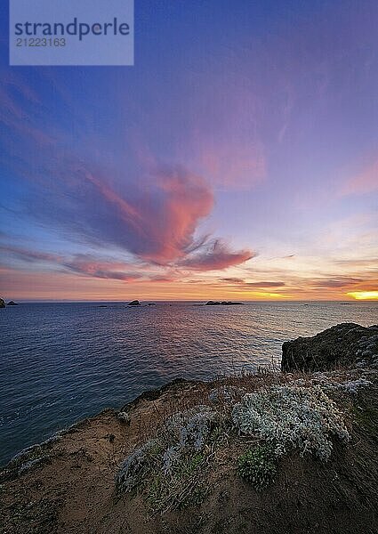 Farbbild eines wunderschönen Sonnenuntergangs mit Blick auf den Pazifischen Ozean in Nordkalifornien