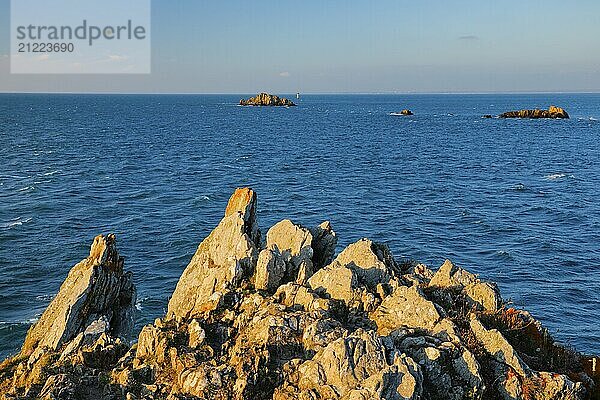 Abendliche Aussicht vom Pointe du Grouin mit Blick zum Phare de la Pierre-de-Herpin und den Markanten Felsen im Wasser  bei Cancale in der Nordbretagne  Frankriech