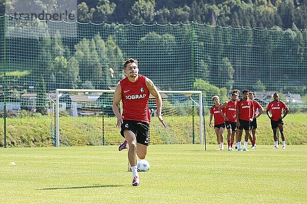 Florent Muslija (SC Freiburg) gibt alles beim Trainingslager SC Freiburg Schruns 2024 DFL REGULATIONS PROHIBIT ANY USE OF PHOTOGRAPHS AS IMAGE SEQUENCES AND/OR QUASI-VIDEONann Foto: Joachim Hahne/johapress