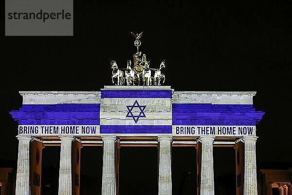 Lichtinstallation am Brandenburger Tor aus Solidarität mit den Opfern Israels und den durch die Hamas entführten Menchen während des Festival of Lights  Berlin  07.10.2024.  Berlin  Berlin  Deutschland  Europa