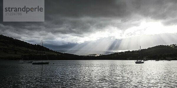 Blick auf die Landschaft von Port Huon bei Sonnenuntergang an einem kühlen Sommertag auf der Southern Peninsula im Huon Valley  Tasmanien  Australien  Ozeanien