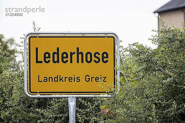 Ortsschild der Gemeinde Lederhose im Landkreis Greiz. Witziger Ortsname von Lederhose  Thüringen  Deutschland  Europa