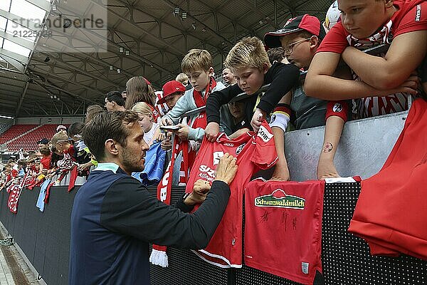 Erst Pflichtaufgabe erfolgreich gemeistert. Mit viel Freude gibt der neue Chef-Trainer Julian Schuster (SC Freiburg) Autogramme an die jungen Fans nach der ersten Trainingseinheit beim Trainingsauftakt Fußball-Bundesligist SC Freiburg 2024 DFL REGULATIONS PROHIBIT ANY USE OF PHOTOGRAPHS AS IMAGE SEQUENCES AND/OR QUASI-VIDEONann Foto: Joachim Hahne/johapress