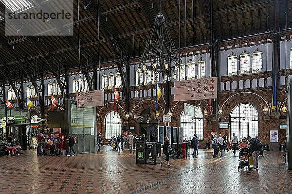 Kopenhagen  Dänemark  02. Dezember 2016: Menschen in der Haupthalle des Hauptbahnhofs  Europa