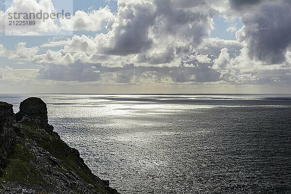 Felsküste mit Blick auf ein bedachtes Meer unter dramatischen Wolken  Cliffs of Moher