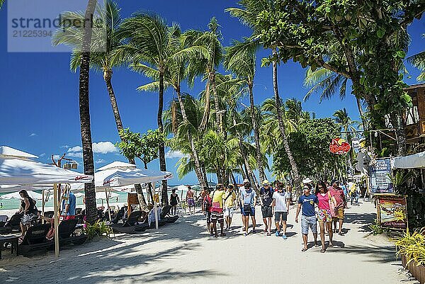 Touristen auf Station 2 Hauptstrand beschäftigt Geschäft Restaurant Straße inboracay Insel Philippinen