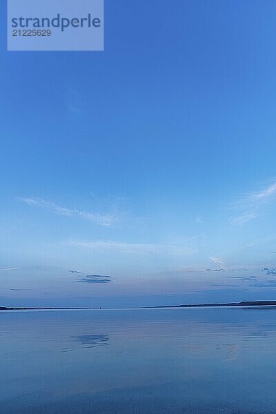 Abendliche Stille über der Flensburger Förde  Gemeinde Drei auf der Halbinsel Holnis  Blick Richtung Osten  blaues Meer  blauer Himmel  Minimalismus  Glücksburg  Schleswig-Holstein  Deutschland  Europa