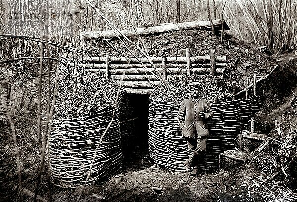 Deutscher Soldat vor einem Erdbunker. Erster Weltkrieg  Frankreich. German soldier in front of a bunker. World War I  Frankreich  Europa