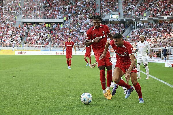 Optische Überlegenheit: Vincenzo Grifo (SC Freiburg) und Junior Adamu (SC Freiburg) steuern gemeinsam in Richtung Tor der Fiorentina beim Fußball-Testspiel: SC Freiburg  AC Florenz REGULATIONS PROHIBIT ANY USE OF PHOTOGRAPHS AS IMAGE SEQUENCES AND/OR QUASI-VIDEONann Foto: Joachim Hahne/johapress