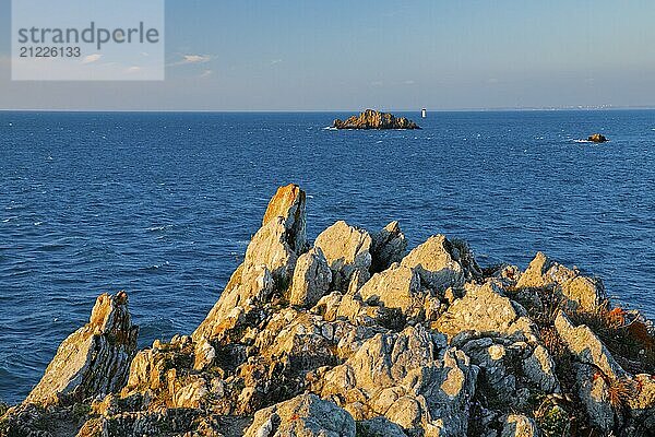 Abendliche Aussicht vom Pointe du Grouin mit Blick zum Phare de la Pierre-de-Herpin und den Markanten Felsen im Wasser  bei Cancale in der Nordbretagne  Frankriech