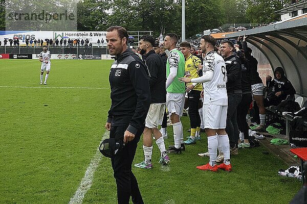 Trainer Mario Klotz (Villingen 08) und die Spieler warten auf den Schlußpfiff von Schiedsrichter Vincent Schöller (TSV Haiterbach) beim Spiel der OL BaWü: 23-24  34. Spieltag  FC 08 Villingen  CFR Pforzheim