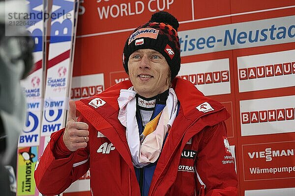 Daumen hoch: Dawid Kubacki (Polen /POL) in der LeaderBox beim Einzelspringen der Herren beim FIS Skisprung-Weltcup Neustadt